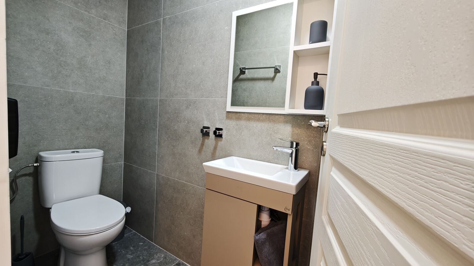 Room H5 ensuite bathroom sink and toilet, St. Lazarus City Hotel