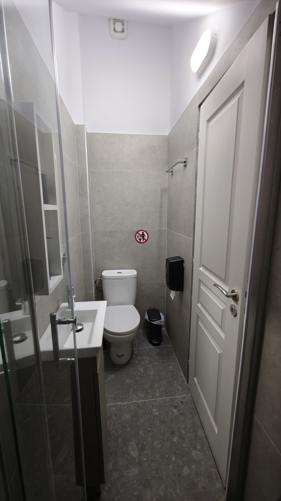 Room H3 ensuite bathroom with grey stone-effect tile, St. Lazarus City Hotel