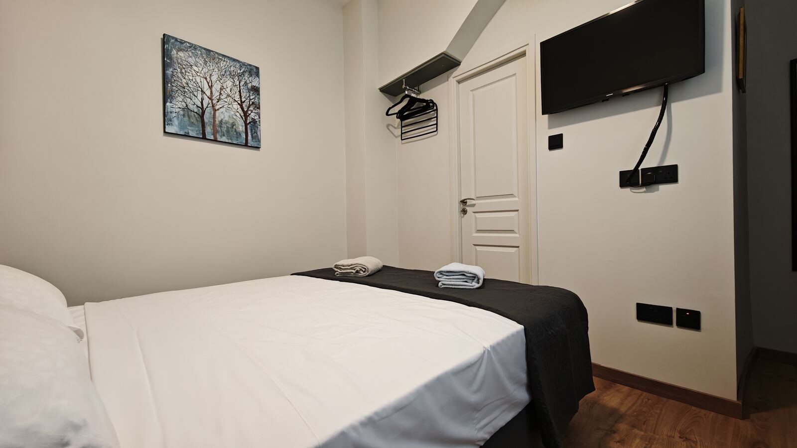 Budget room H3 with fixed non-opening window and mechanical ventilation, St. Lazarus City Hotel Larnaca