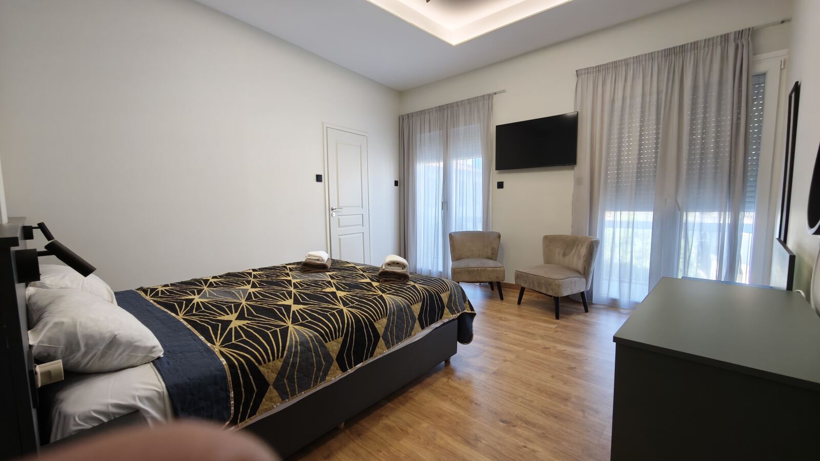Room H4 full view with armchairs and balcony doors, St. Lazarus City Hotel