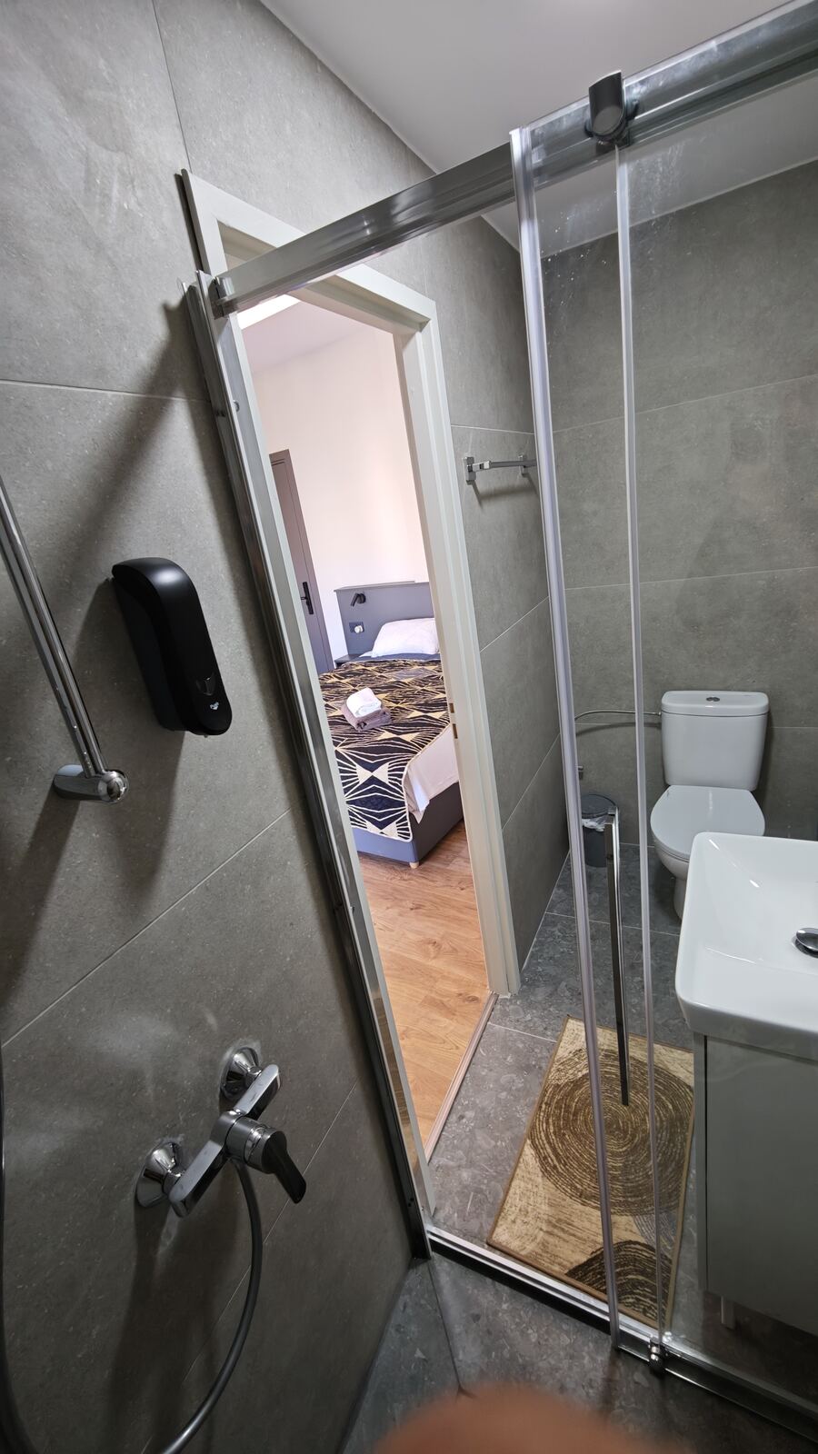 Room H4 ensuite bathroom with shower, St. Lazarus City Hotel