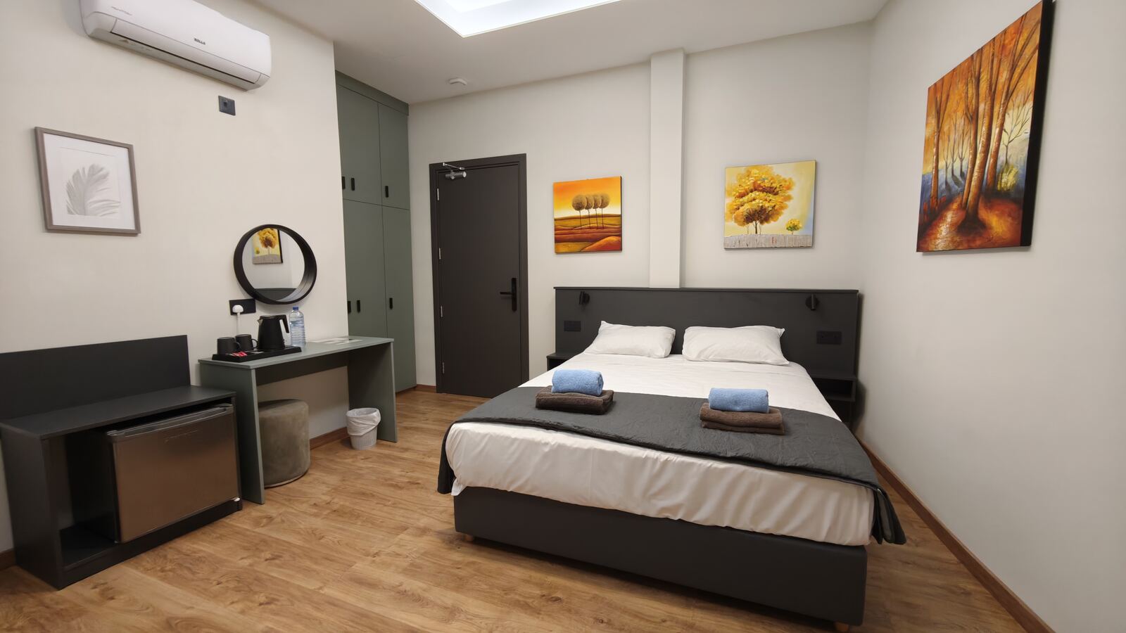 Superior room H4 with autumn-toned artwork and tea station, St. Lazarus City Hotel