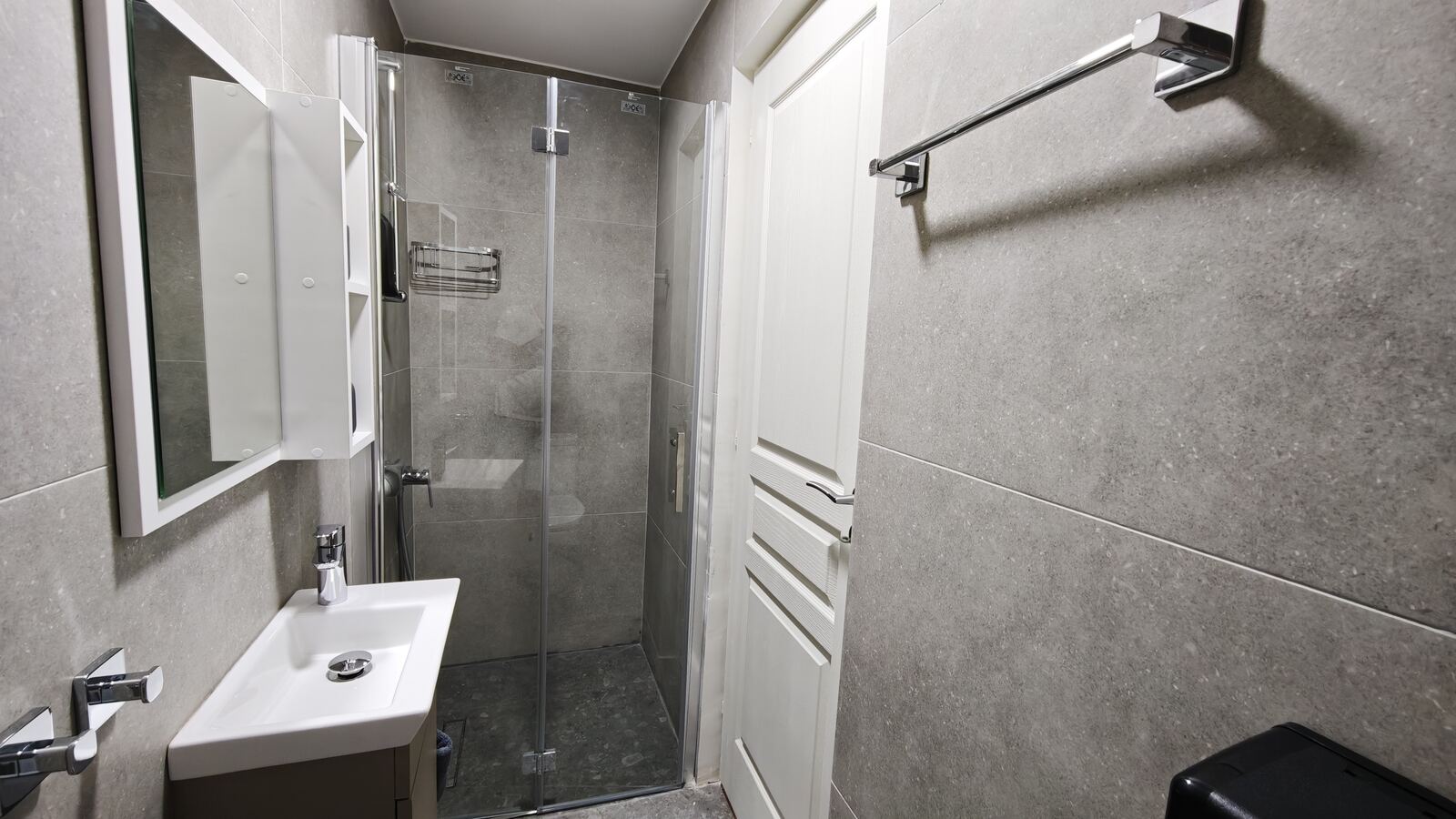 Room H5 ensuite bathroom with shower, St. Lazarus City Hotel
