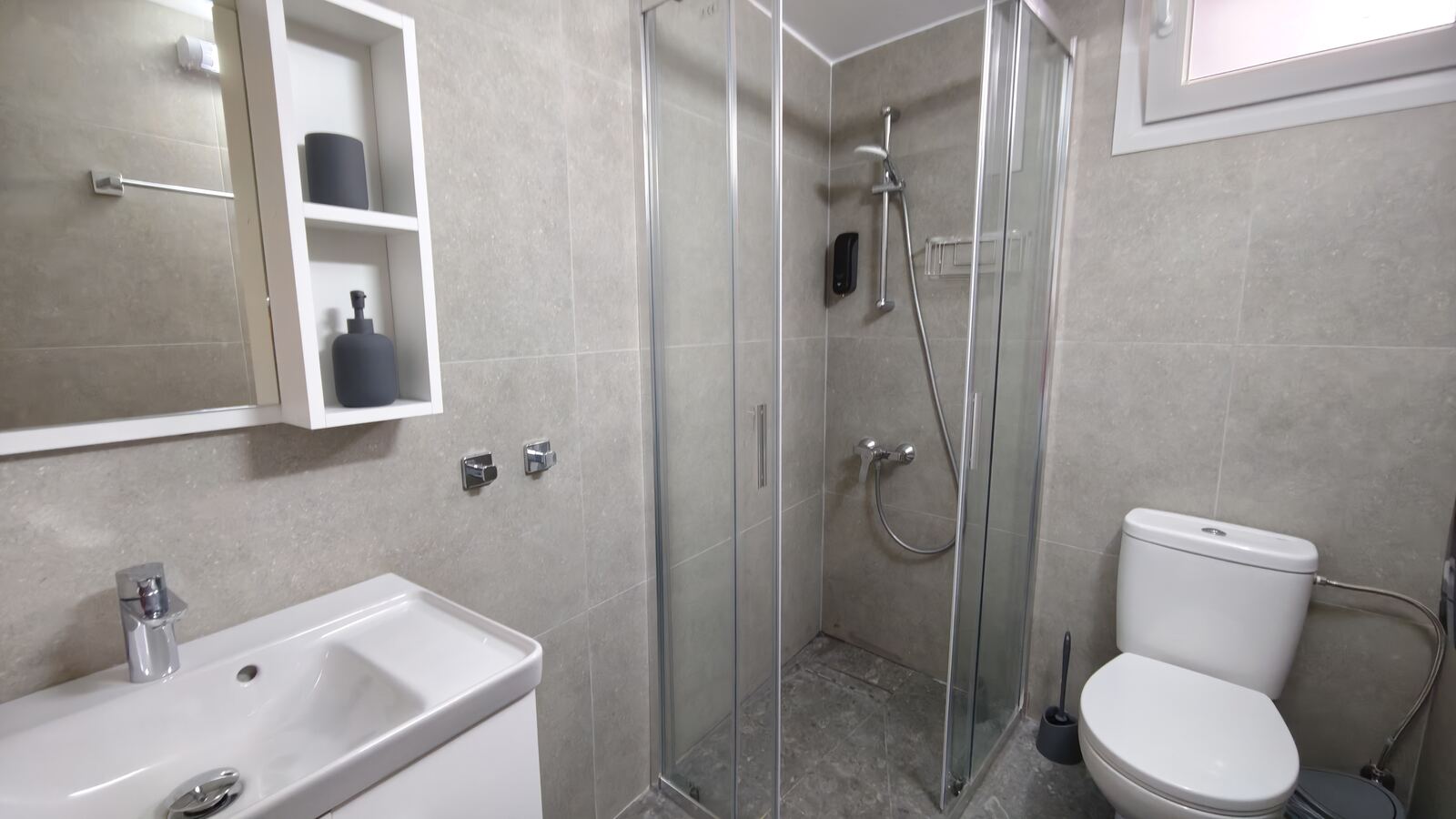 Standard double room ensuite bathroom with corner shower, St. Lazarus City Hotel