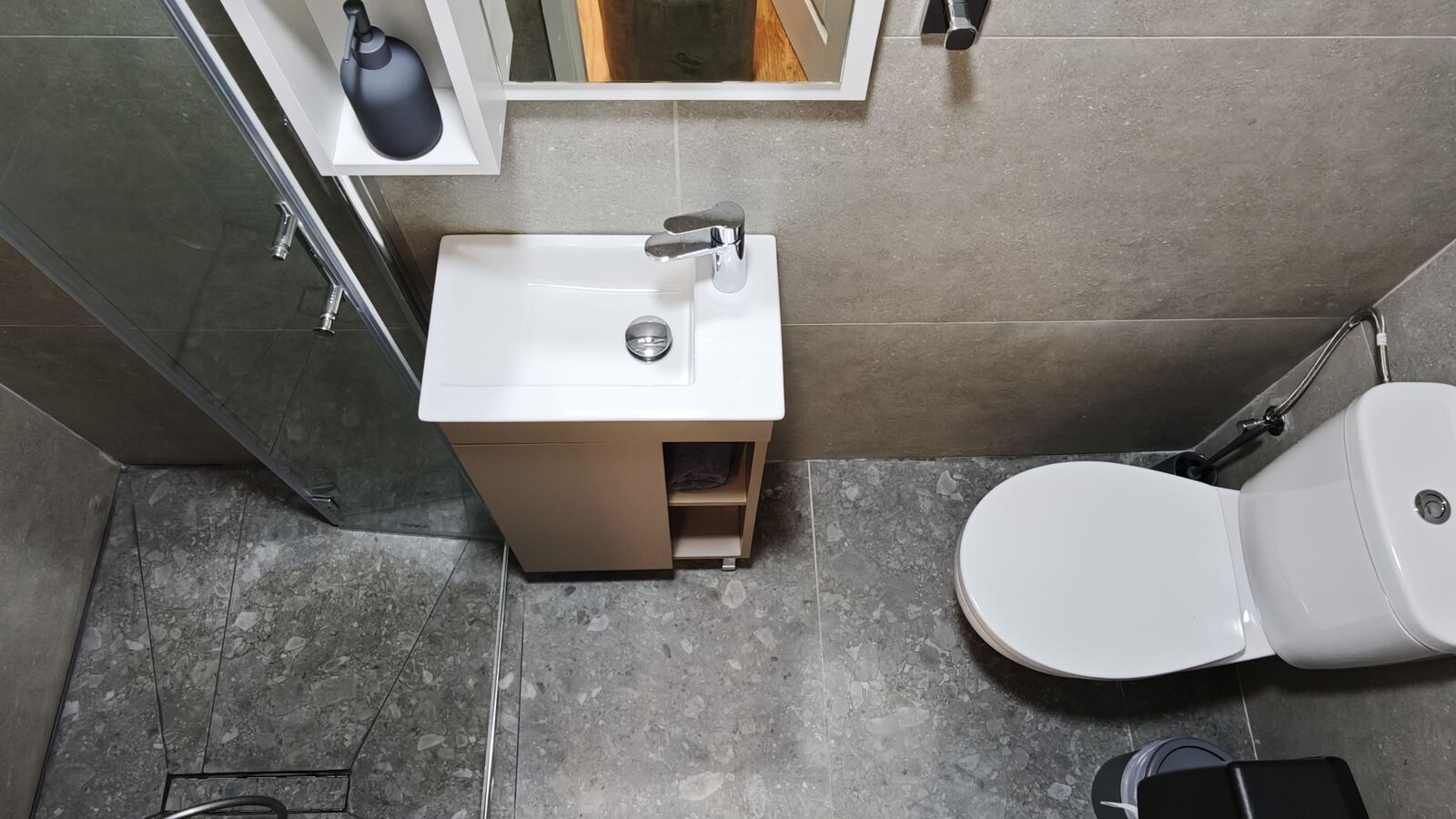 Standard double room ensuite bathroom, alternate view, St. Lazarus City Hotel