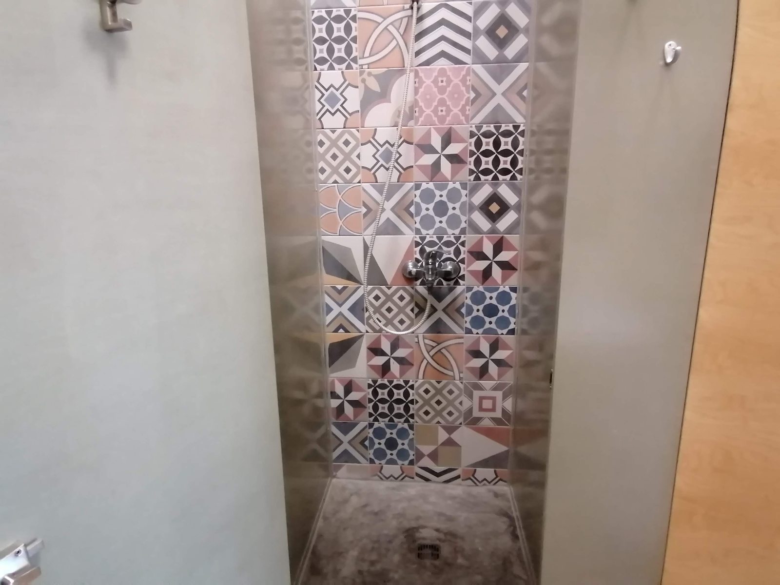 A shared bathroom at Le Mat Hostel with sink and lockers