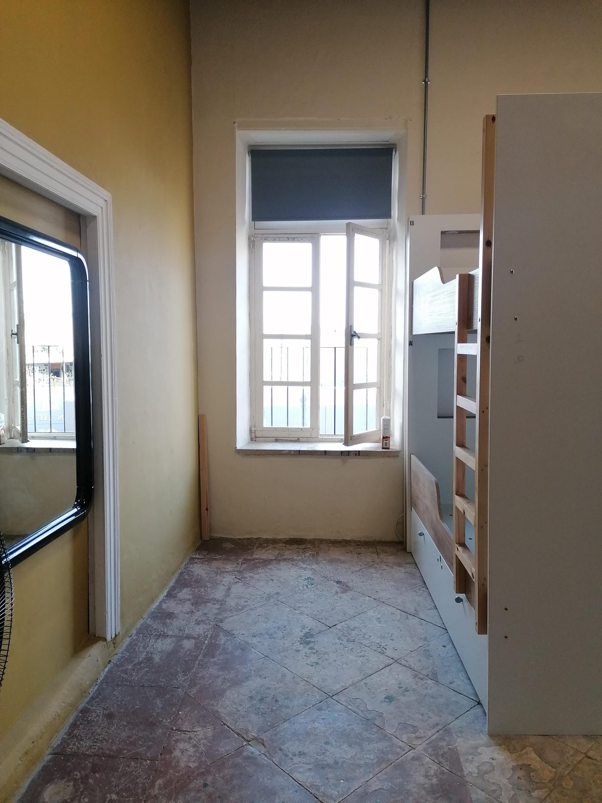 La Roue de Fortune dorm corridor with wardrobes