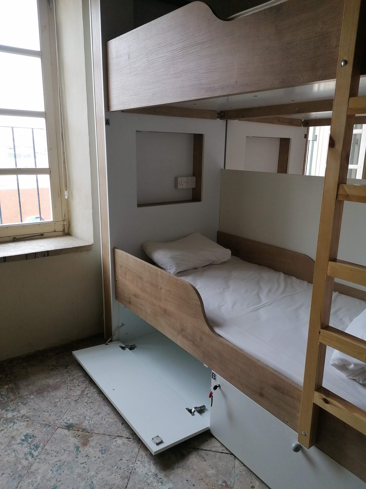 La Roue de Fortune bunk bed by the window