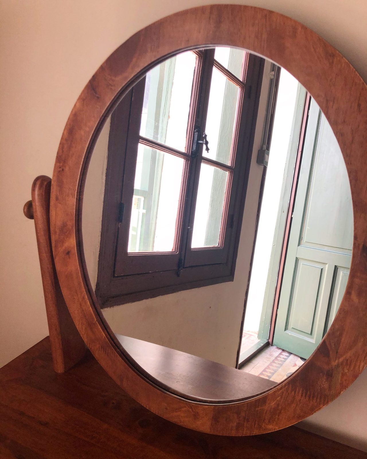 L'Amoureux private room mirror and window