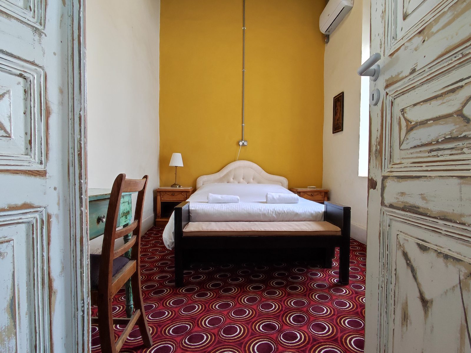 Le Soleil private room with ochre walls and patterned rug