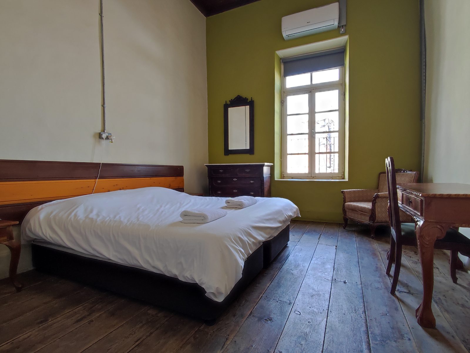 L'Empereur private room with olive-green walls