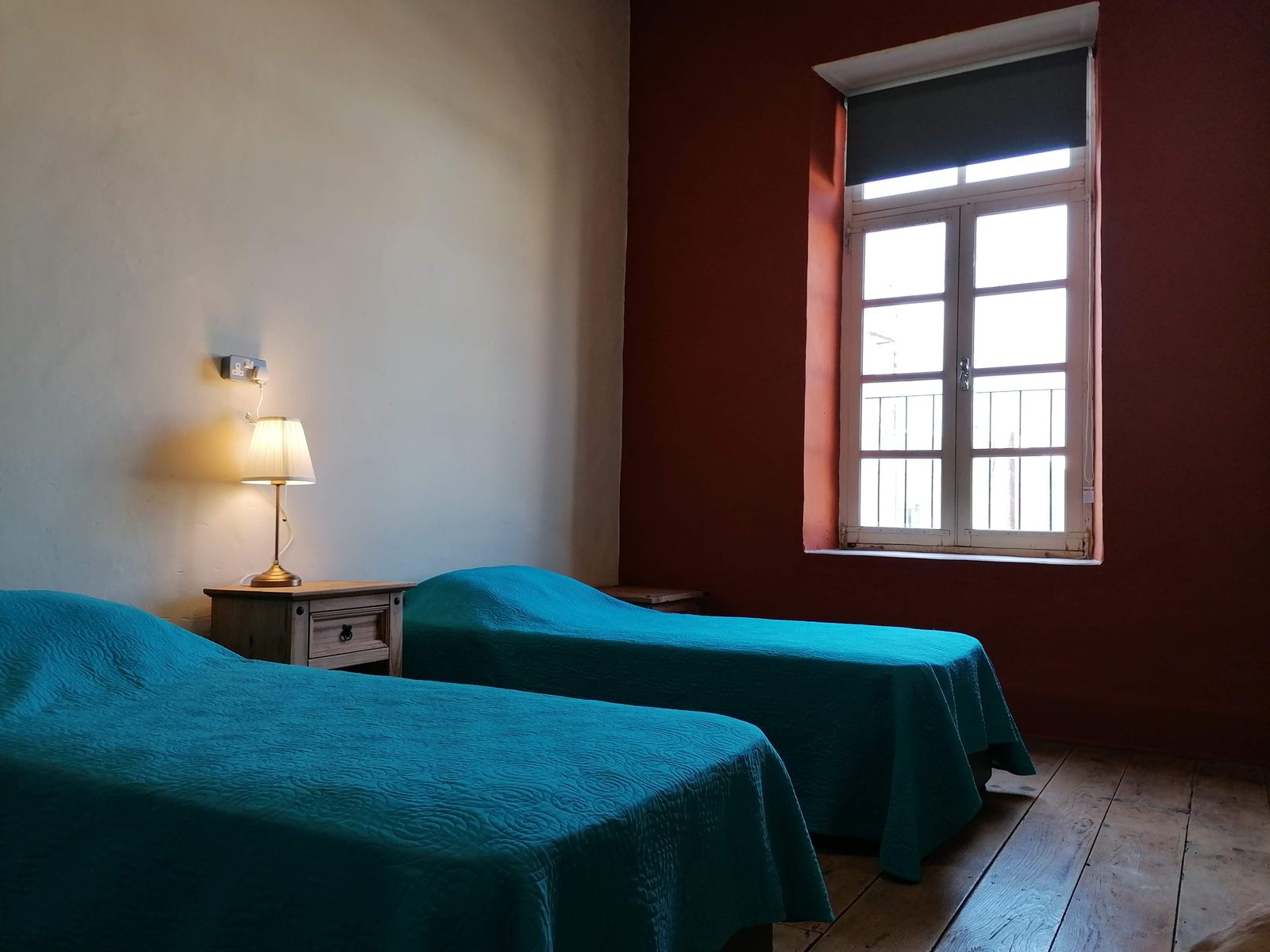 L'Impératrice private room with twin beds and burgundy walls