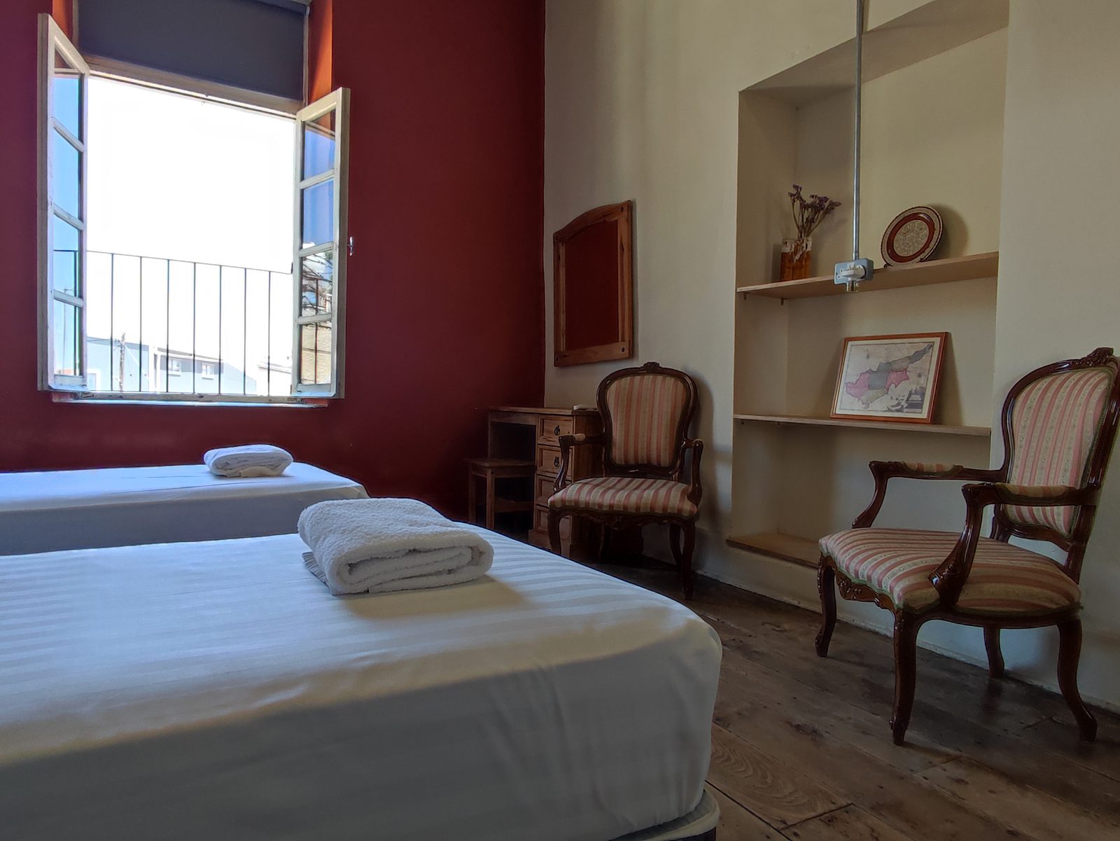 L'Impératrice beds with towels set out